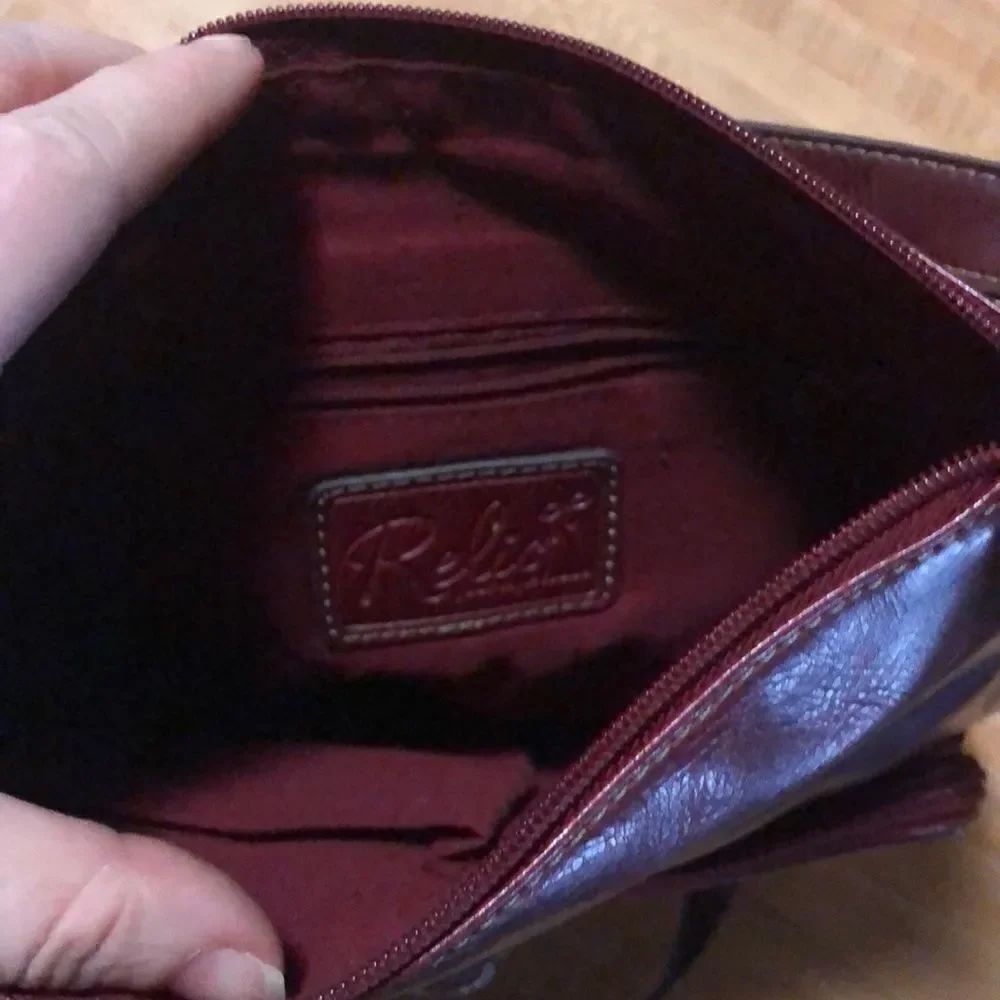 Relic CrossBody - Picture 4 of 5